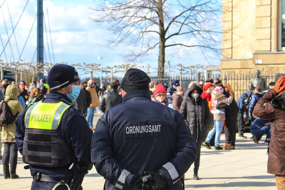 Grausiger Leichenfund im Silokanal: Polizei ermittelt in Brandenburg