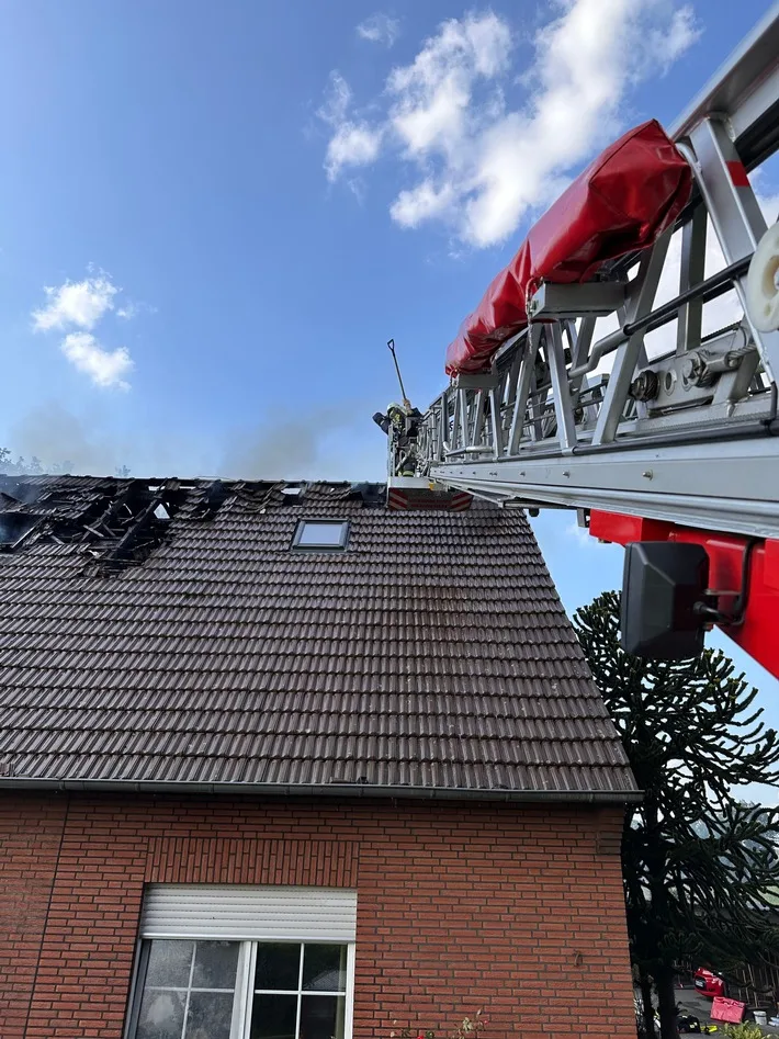 Großbrand in Hünxe: Feuerwehr kämpft gegen Zimmerbrand im Dachgeschoss