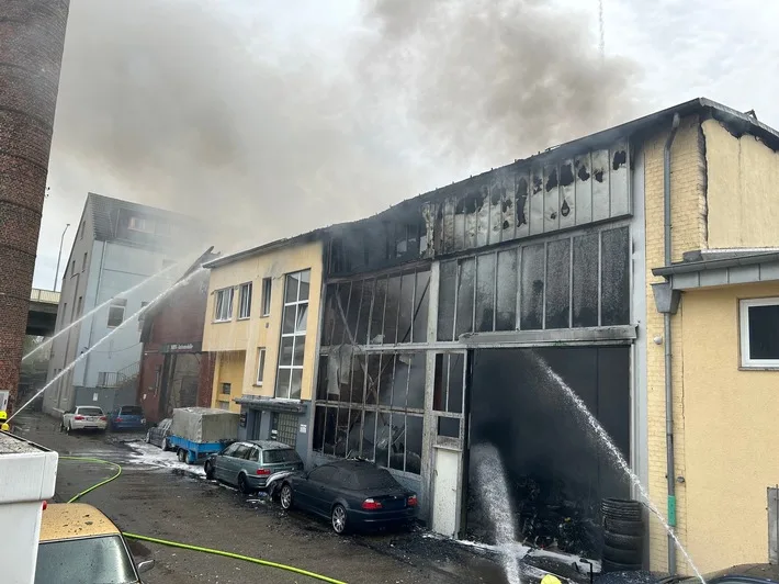 Großbrand in Ratingen: Feuerwehr kämpft weiter gegen die Flammen