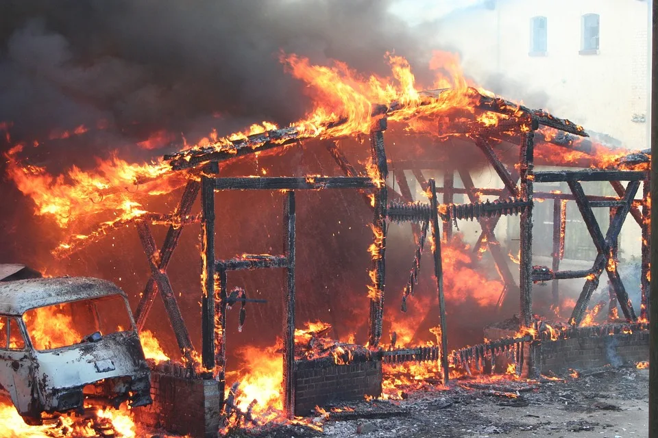 Großbrand von 150 Strohballen in Herzogtum Lauenburg: Ermittlungen laufen