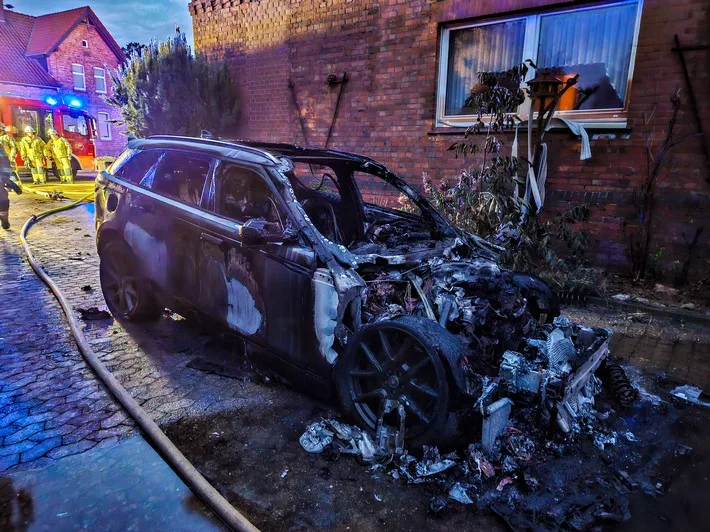 Heldentaten Der Feuerwehr Brand Eines Hybrid Suvs Erfolgreich Bekaempft.jpeg