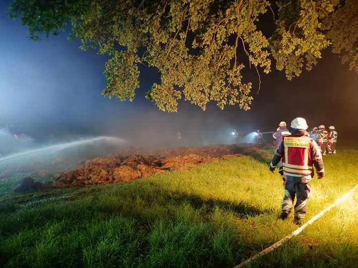 Heuballenbrand im Kampmoorweg: Feuerwehr Norderstedt im Großeinsatz