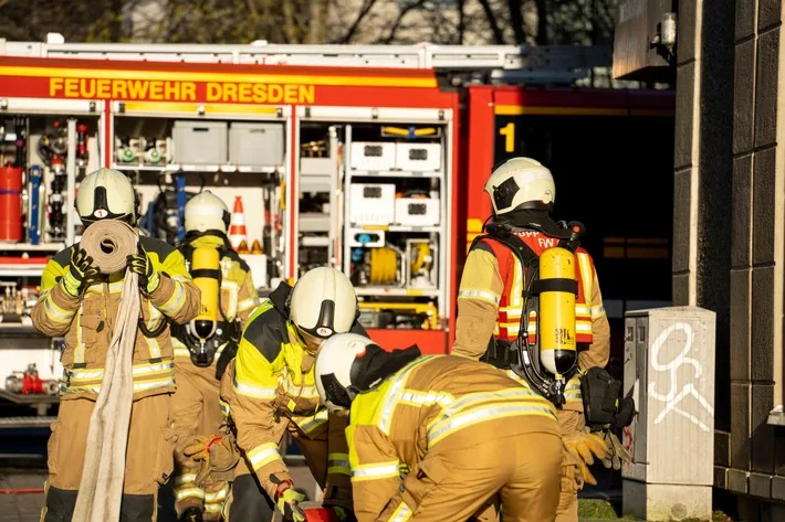 Kellerbrand in Meußlitz: Feuerwehr rettet Bewohner ohne Verletzte