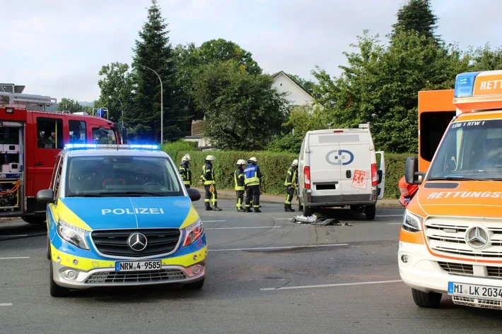 Lastwagenunfall in Lübbecke: Fahrer des Kleintransporters schwer verletzt