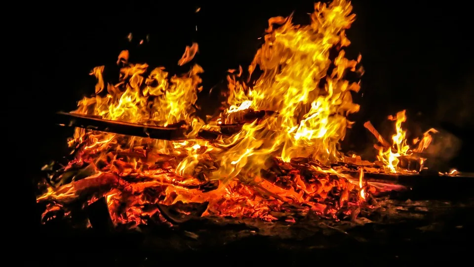 Lehrte: Schnelles Eingreifen der Feuerwehr rettet Haus vor SUV-Brand