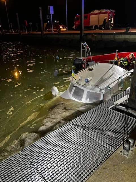 Motorboot im Hafen Neßmersiel: Bergung ohne Umweltgefahr