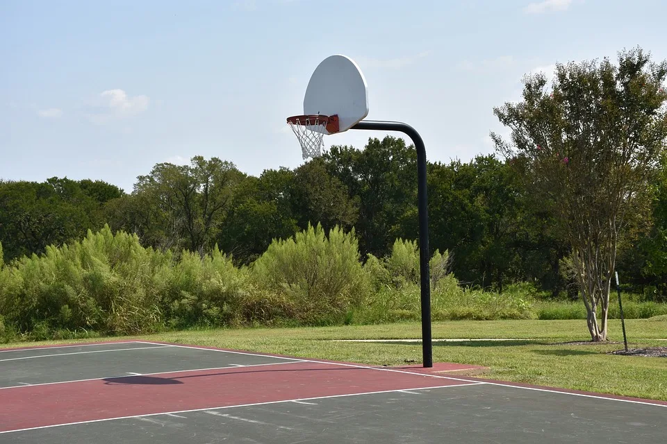 Neue Freizeitangebote: Basketballfeld und Calisthenics-Anlage in Ergenzingen eröffnet