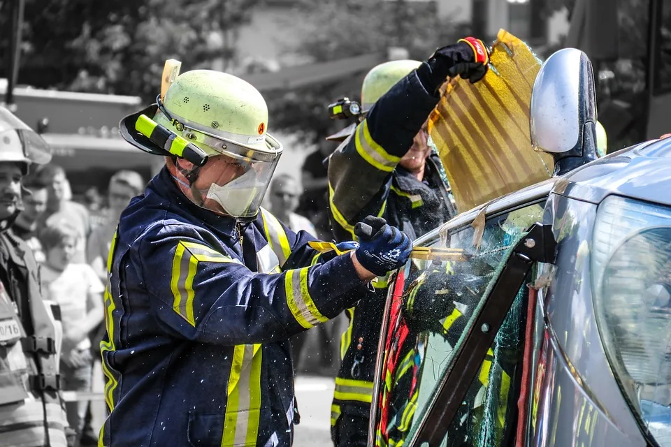 Notfall im Travehafen: Arbeitsboot droht zu sinken – Feuerwehr im Einsatz