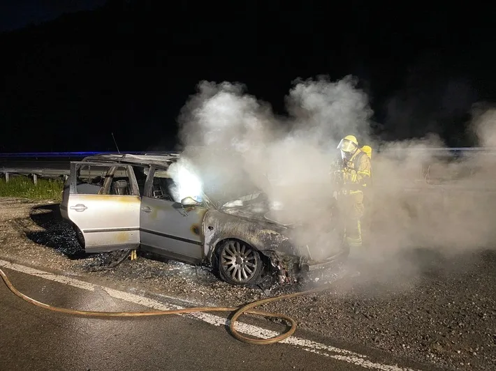 PKW-Brand auf A6: Fahrer rettet Anhänger vor Flammen inferno