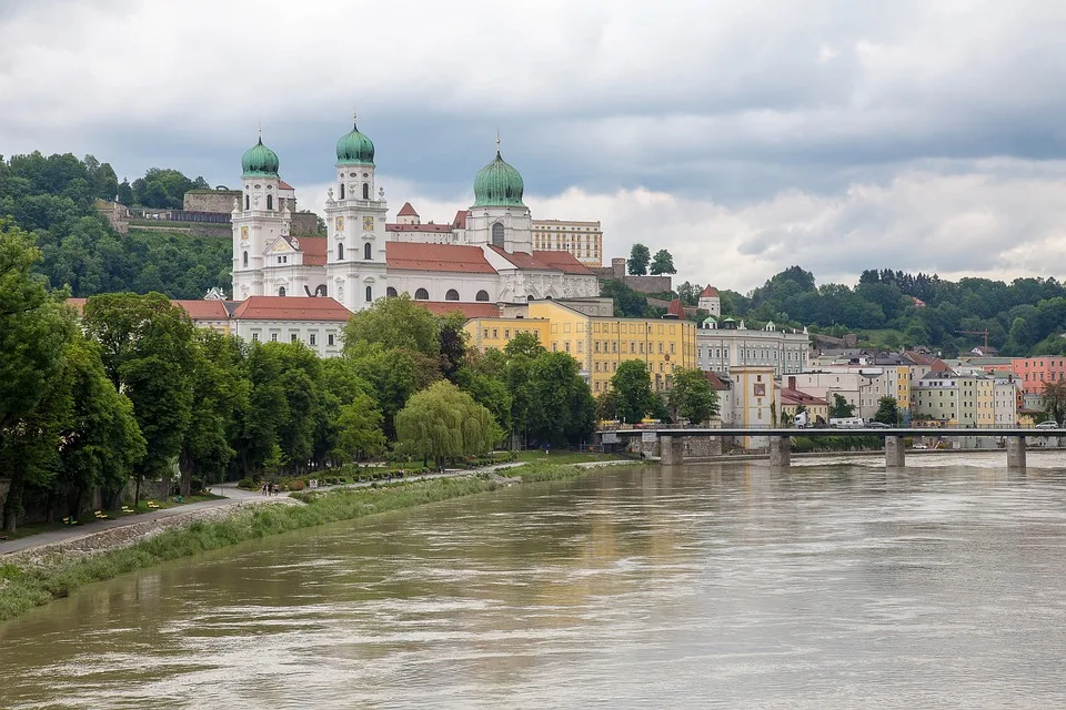 Passau: Traditionsgasthaus Vogl brennt nieder – Feuerwehr im Einsatz