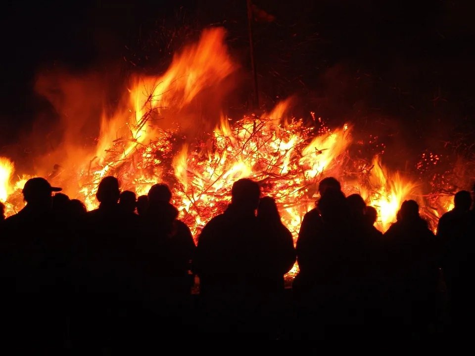 Polizei stoppt unerlaubte Feuershow auf Parkdeck in Cham