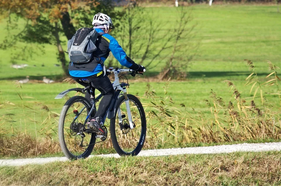 Radfahrer sucht das Weite: Unfallflucht in Ahlen nach Kollision mit Auto