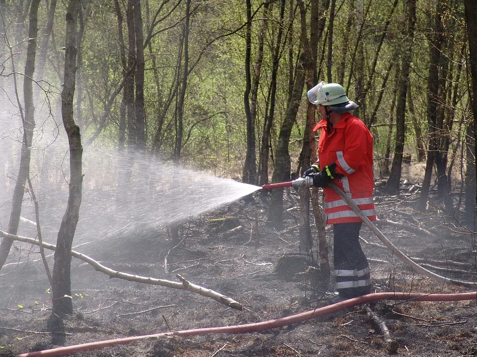 Rauchnotfall in Mehrfamilienhaus: Feuerwehr rettet Bewohnerinnen verletzt