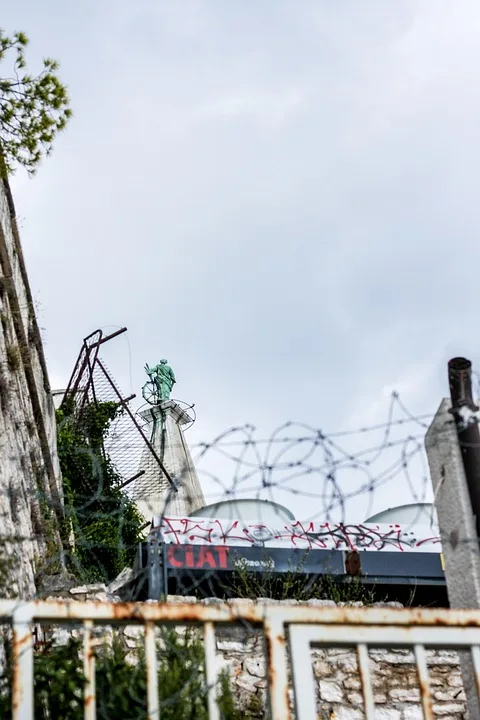 Sachbeschädigung an Mehrfamilienhaus in Schotten: Hinweise erbeten