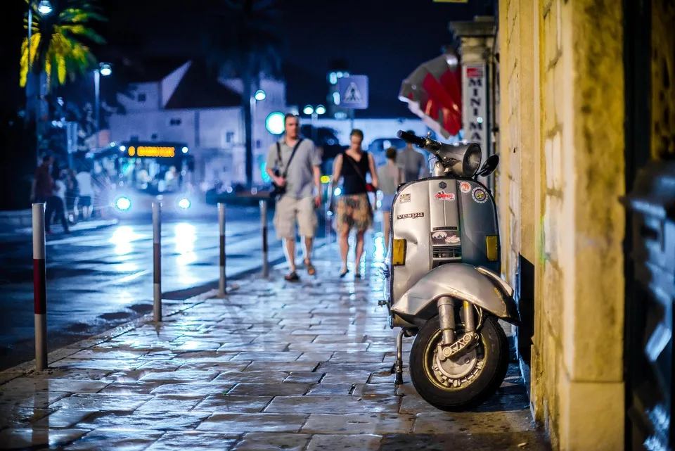 Schockierend: E-Scooter-Fahrer verletzen Fußgänger in Köln-Porz schwer