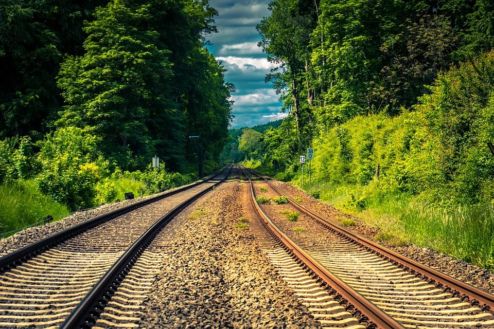 Schwerer Unfall auf Eisenbahnstraße: Sieben Verletzte bei Kollision