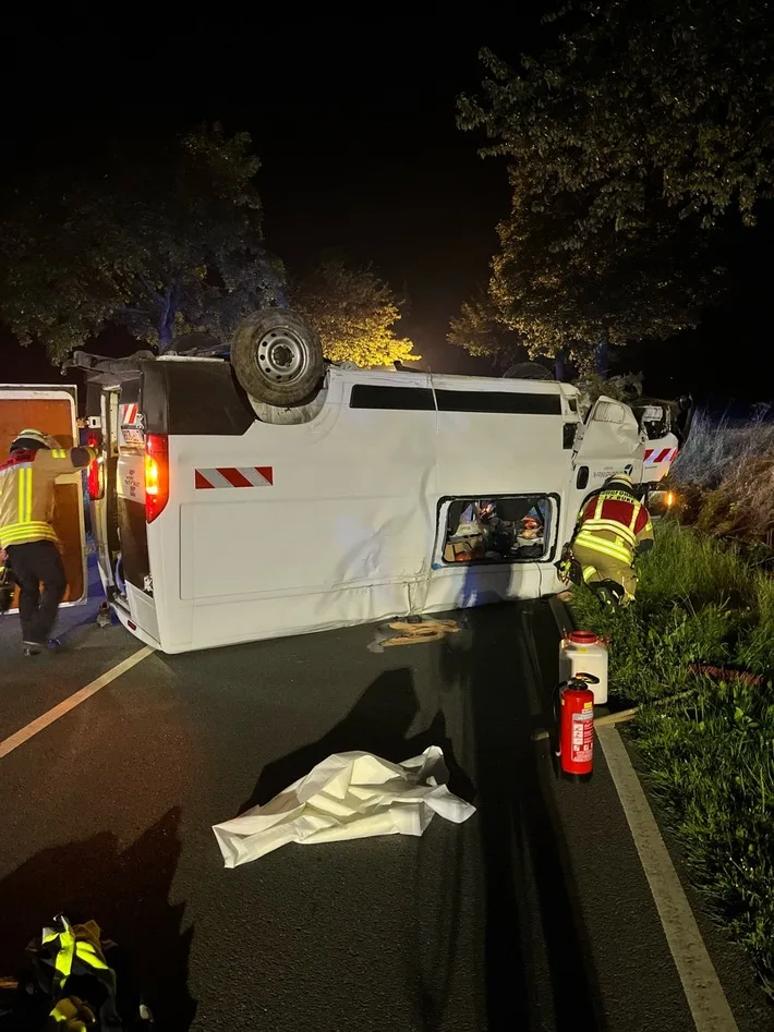 Schwerer Unfall in Altenbeken: Transporterfahrer verletzt, Ermittlungen laufen