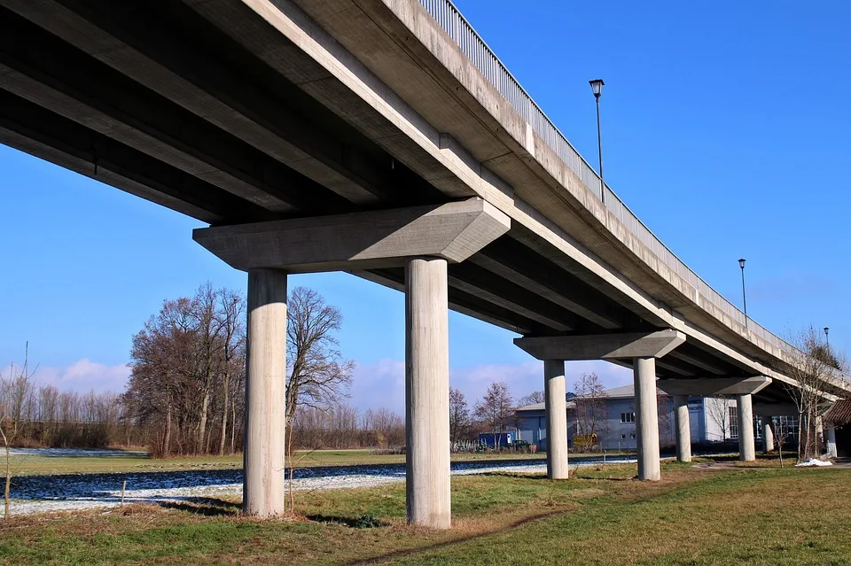 Schwerer Verkehrsunfall in Cappeln: Frau schwer verletzt, Straße gesperrt