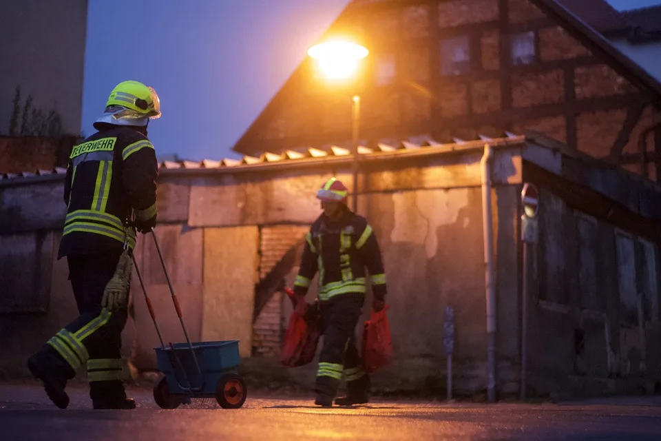 Schweriner Winzerfest: Feuerwehr löscht Brand in Essensstand