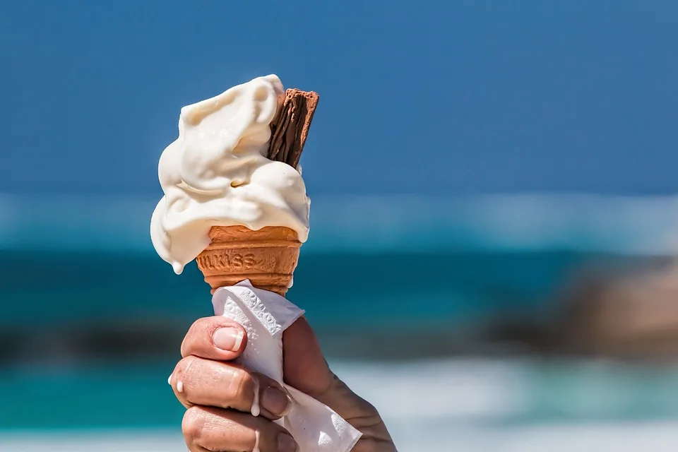 Sommerliche Freude: Mobile Eisdiele begeistert Heimbewohner in Heiligenbronn