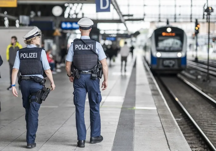 Spektakuläre Flucht: Bundespolizei stoppt Männer auf Bahngleisen in Bremen