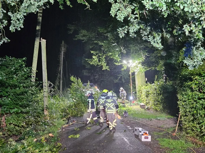 Sturmschaden in Hünxe: Feuerwehr räumt beschädigten Strommast