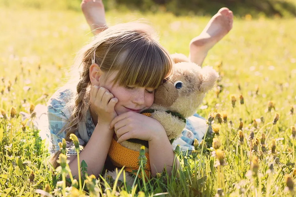 Teddybären für Trost: lokale Initiative unterstützt Kinder in Notsituationen