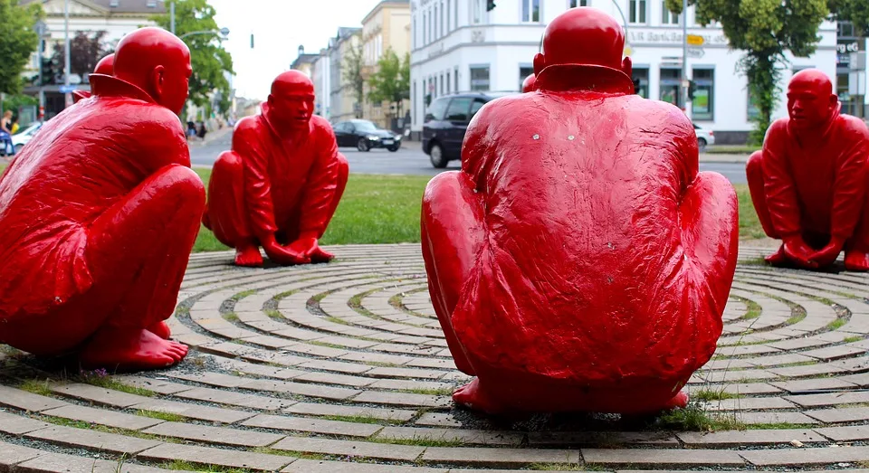 Tradition in Bamberg: Der 74. Sandkerwa-Baum erstrahlt am Ufer der Regnitz