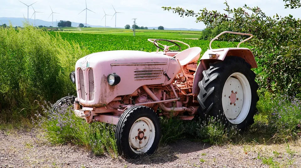 Traktor-Unfall in Bockenem: Alkoholisierter Fahrer verletzt zwei Personen