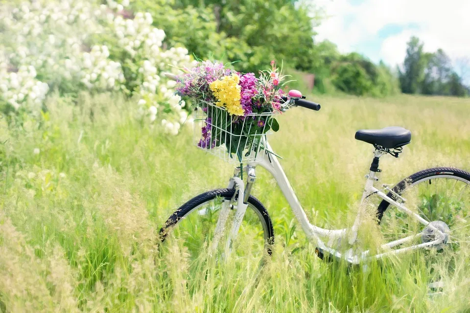 Unfall am Kreisel: Fahrradfahrer nach Kollision mit Roller gesucht