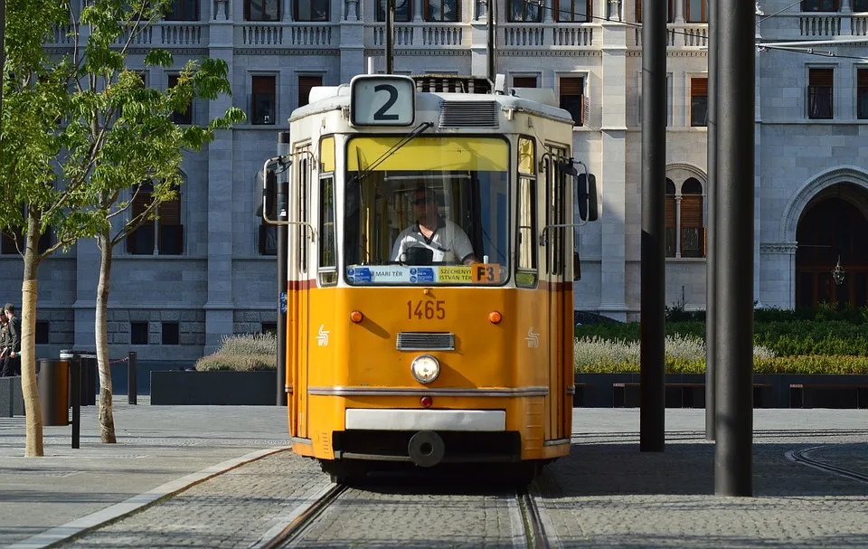 Unfall in Görlitz: Pkw rammt Straßenbahn und entgleist