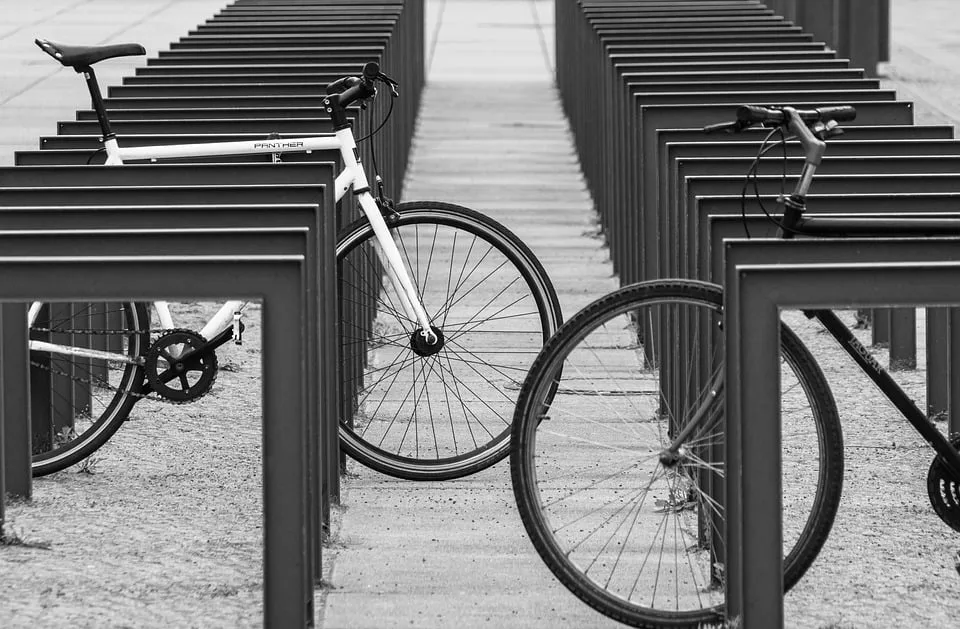 Unfall in Stade: Radfahrer verletzt nach Übersehen durch Autofahrer