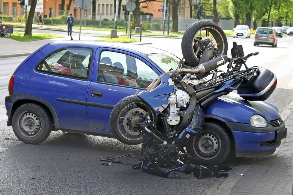 Unfallflucht in Stein: Polizei sucht Zeugen nach Kollision zwischen Motorrad und Fahrrad