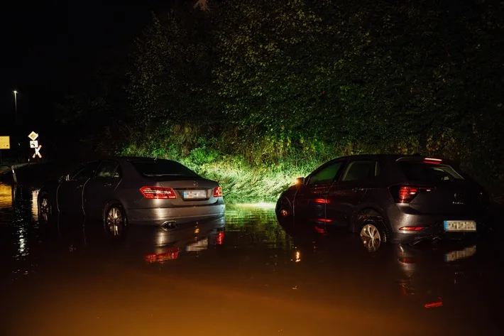 Unwetter in Leopoldstal: Feuerwehr im Dauereinsatz bei Hochwasser