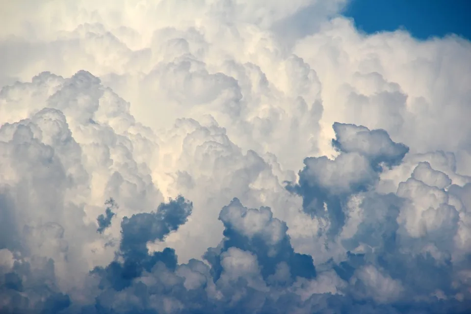 Unwetterwarnung in NRW: Gewitter und Starkregen nach Hitzetag erwartet