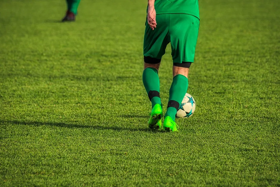 Versteckte Gefahr: Rasierklingen in Fußballstickern entdeckt!