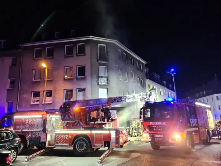 Vier Brände in einer Nacht: Feuerwehr Essen kämpft gegen Flammen