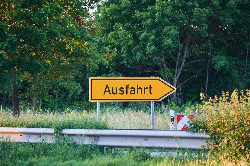 Vorfahrtsverstoß in Bonefeld: Rollerfahrer verletzt, Fahrer flüchtet