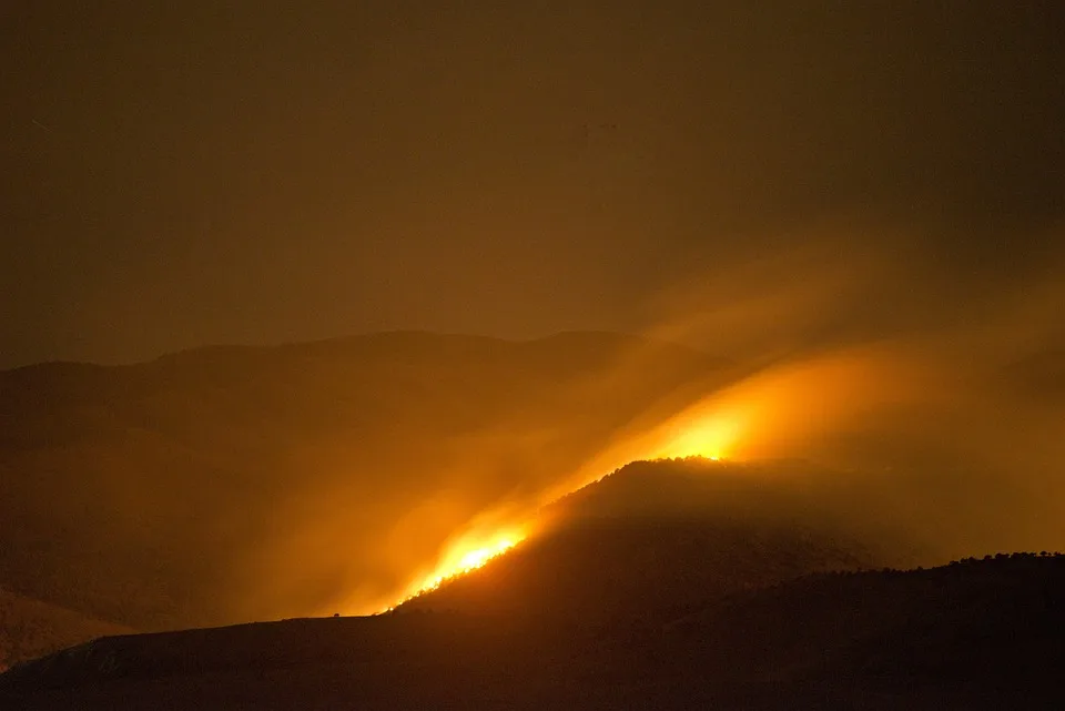 Waldbrand bei Jüterbog: Feuerwehr kämpft gegen steigende Flammen