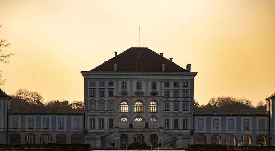 Warum Münchnerinnen auch bei  Oben ohne  lieber Bikinis tragen