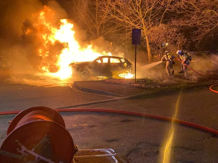 Wilde Nacht in Dresden: Brand und Verkehrsunfall sorgen für Chaos