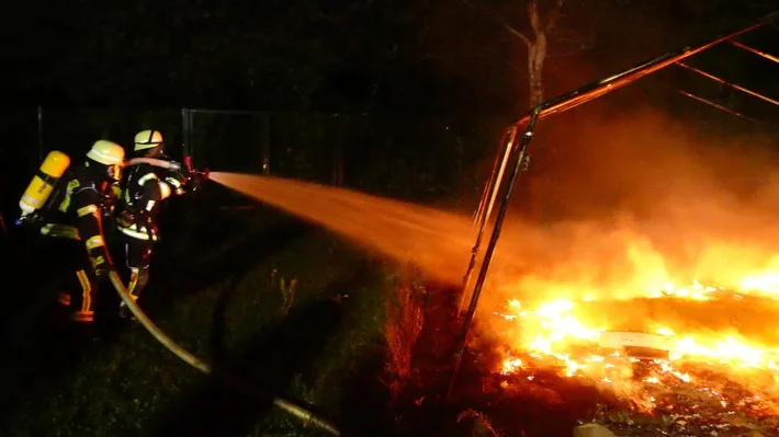 Zeltbrand in Celle: Feuerwehr kämpft gegen Flammen in der Nacht