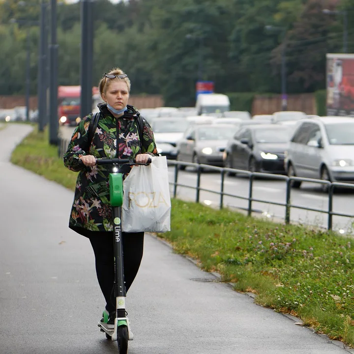 Zeugen gesucht: E-Scooter-Angriff auf Fußgänger in Köln-Porz