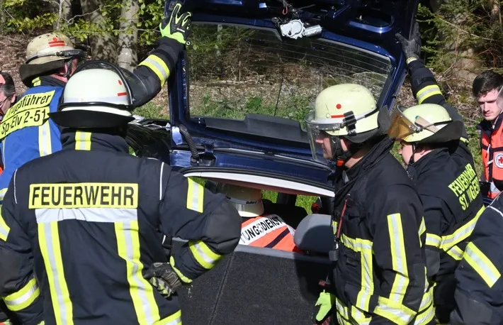 Zwei PKW-Unfall auf L112: Feuerwehren retten Verletzte in Schüren