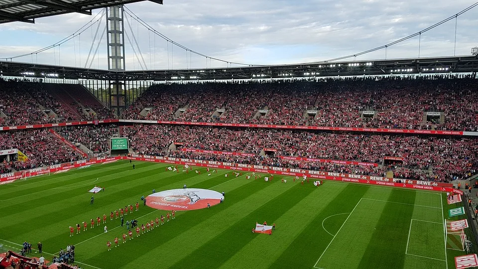 „1. FC Köln kämpft sich im DFB-Pokal gegen Sandhausen in die nächste Runde“