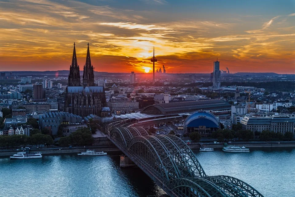 „Einbrecher in Köln festgenommen: Verkehrsunfall mit gestohlenem VW Polo“