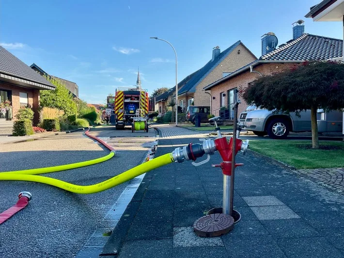 „Feuerwehr Alpen: Dramatische Einsätze bei Fahrzeug- und Dachstuhlbrand“