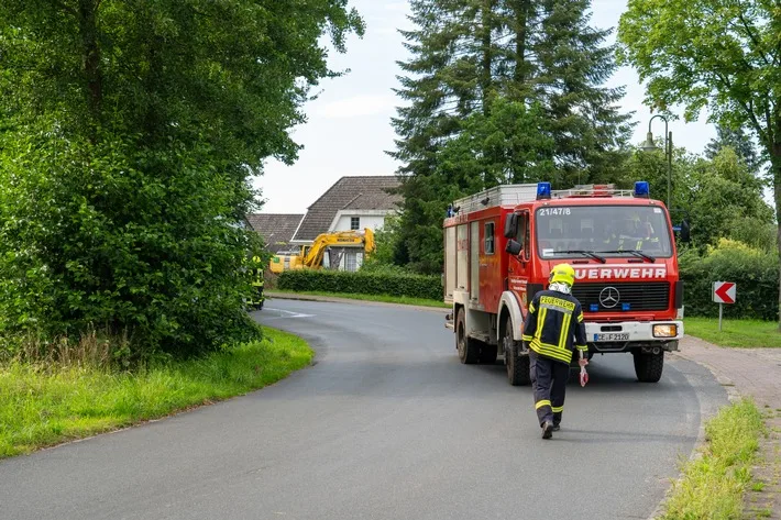 „Gasleitungsschaden in Nordburg: Feuerwehr sichert Gasaustritt“