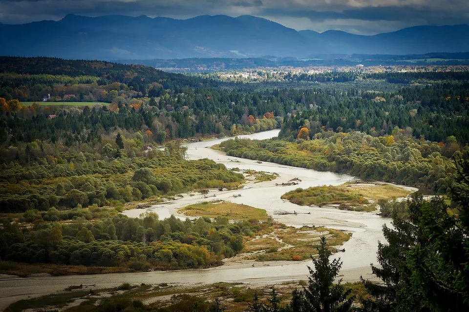 „Isar-Baden im August: Temperatursturz nach kühler Regenphase“