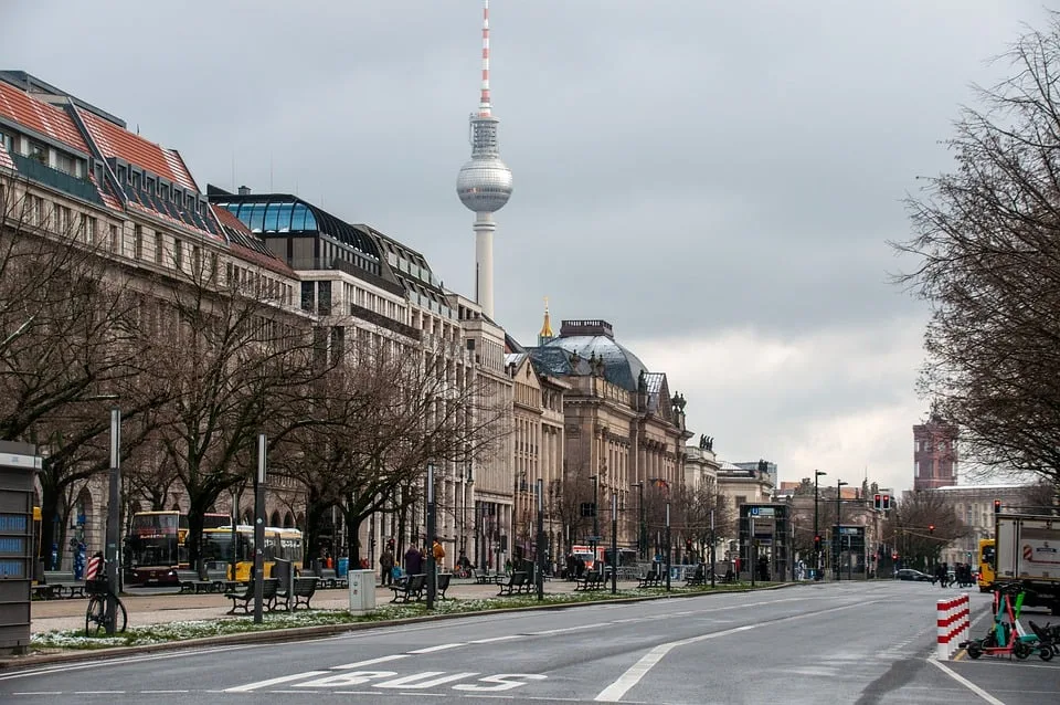 „Prozessbeginn in Berlin: Lebensgefährlicher Messerangriff und Geiselnahme“